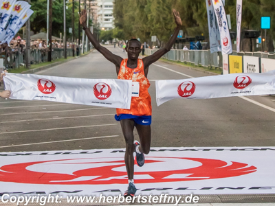 Lawrence Cherono im Ziel