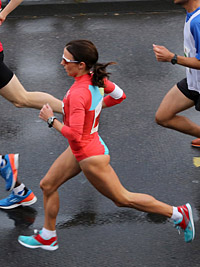 Sabrina Mockenhaupt fliegt vorbei bei km 1 Koeln Halbmarathon