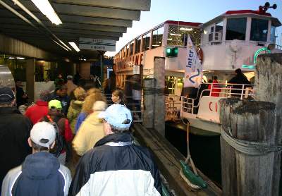 ...einsteigen zur Bootstour um die Halbinsel Manhattan mit Info-Show